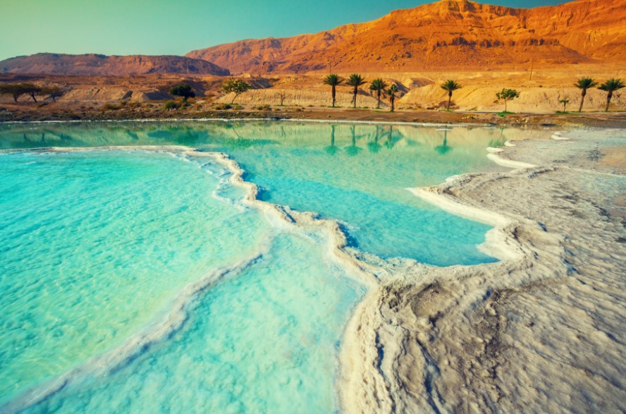 Bãi biển chết là nơi thu hút khách du lịch khi đến với Israel