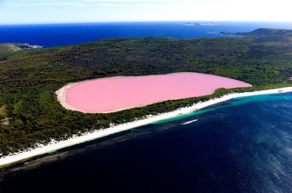 Hồ Hillier nổi bật lên bằng một màu hồng giữa màu xanh của biển