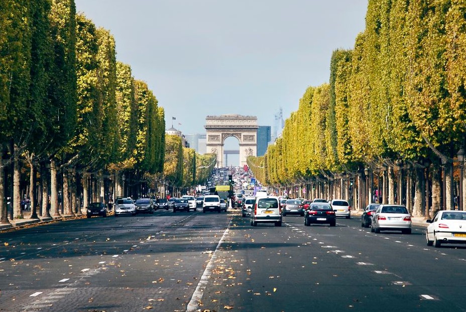 Quảng trường Champs-Élysées được thiết kế thành một không gian xanh