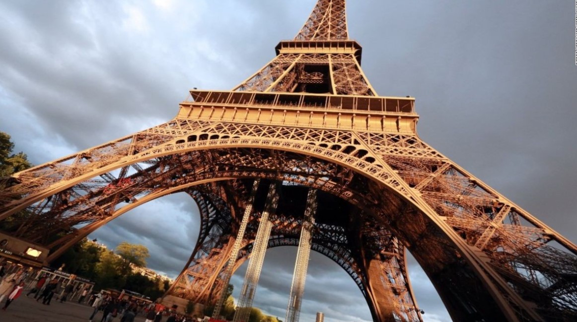Tháp Eiffel đã trở thành nơi phải đến của du khách khi tới Pháp