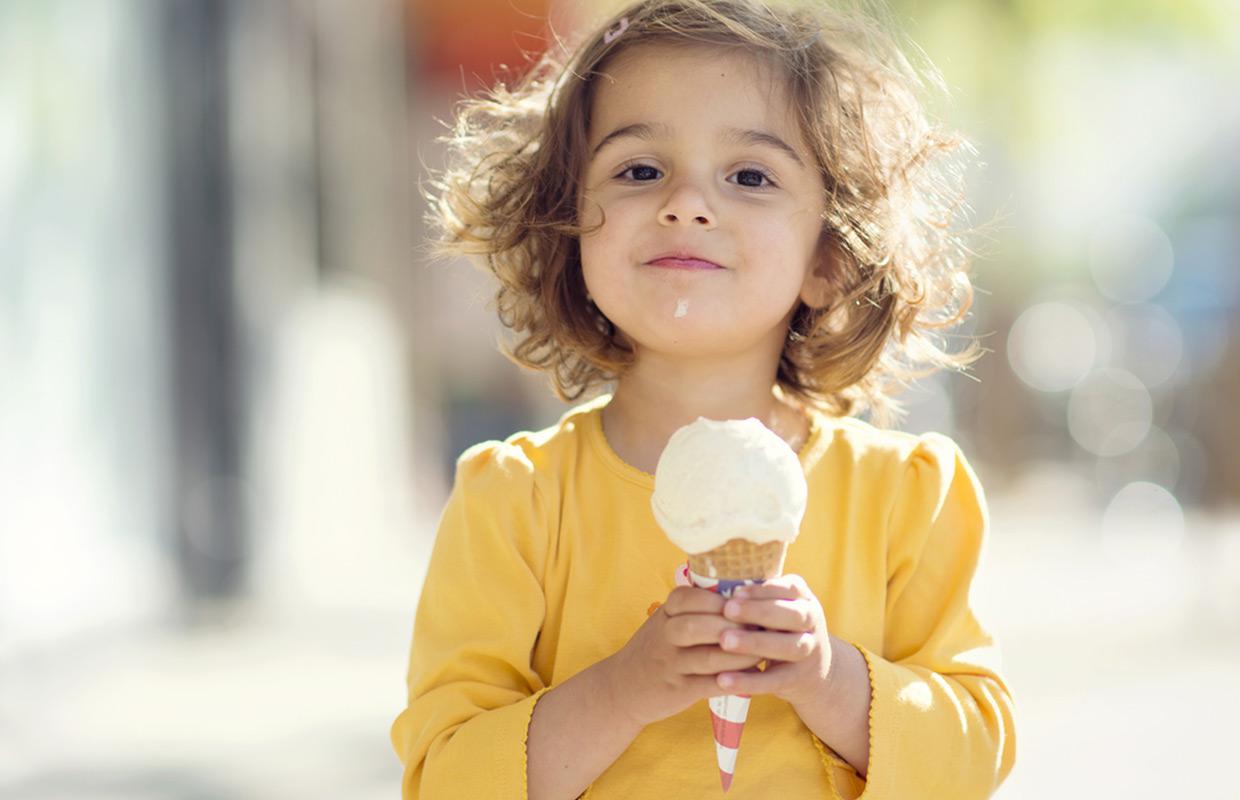 Cho trẻ ăn quá nhiều thức ăn sống và lạnh vào mùa hè