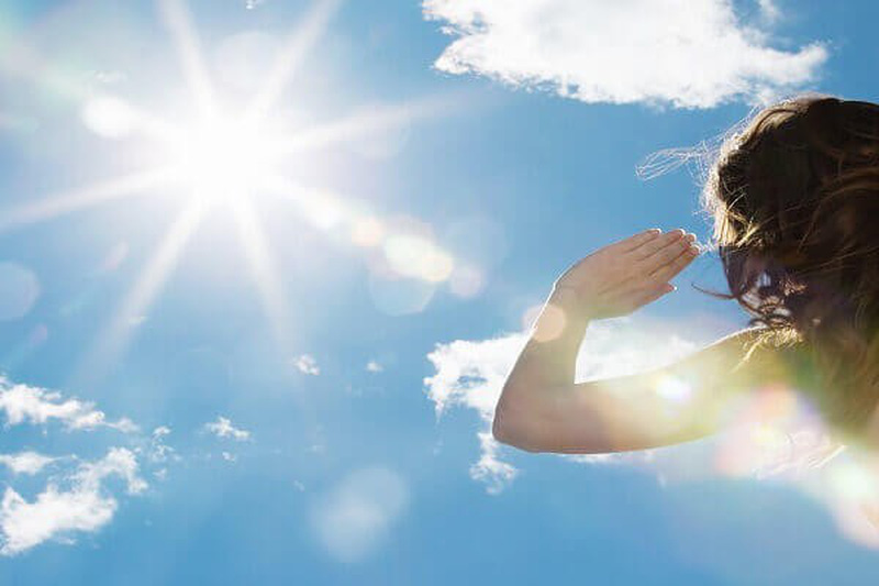 Tránh tiếp xúc trực tiếp với ánh nắng mặt trời từ 10 giờ sáng đến 2 giờ trưa
